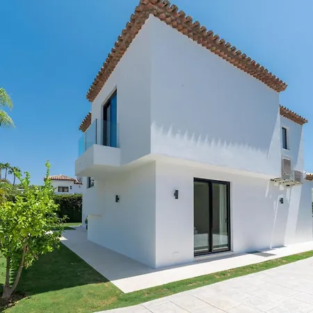 Luxury 5 Bed - Heated Pool Villa *