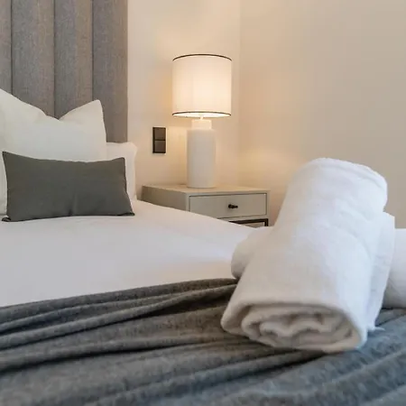 Luxury 5 Bed - Heated Pool 别墅 *