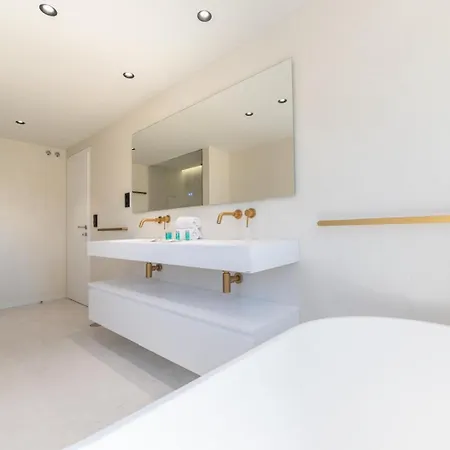Luxury 5 Bed - Heated Pool Villa *