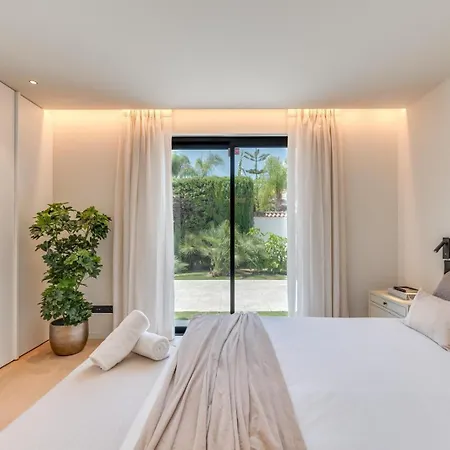 Luxury 5 Bed - Heated Pool *